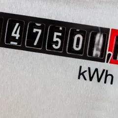 Licznik energii elektrycznej pokazuje 14750 kWh. To odczyt dla taryfy g12as, który może pomóc w analizie zużycia prądu.
