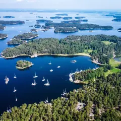 Archipelag szwedzki, gdzie liczne wyspy tworzą malowniczy krajobraz. Ile wysp ma Szwecja? Tysiące! Widać tu żaglówki i zielone wysepki.