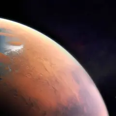 Czerwona planeta z lodowymi czapami. Chcesz wiedzieć, ile stopni jest na Marsie? To zimno, średnio -63°C.