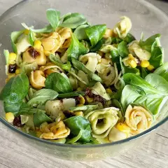 Pyszna sałatka z tortellini, kukurydzą i suszonymi pomidorami. Idealna na letni obiad, to najlepsza sałatka z tortellini!