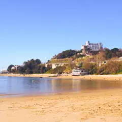 Playa de El Sardinero, una de las mejores playas de Santander, con el Palacio de la Magdalena al fondo.