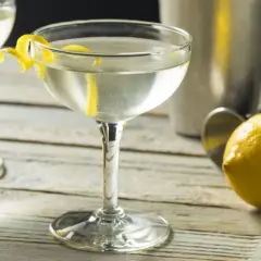 Drink Bonda: Odkryj tajemnice i przepis na Vesper Martini