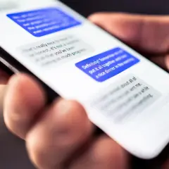 Kosz wiadomości SMS na ekranie telefonu. Dyskutują o jutrzejszym spotkaniu i kolacji.