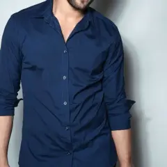 Granatowa koszula: 10 stylizacji na każdą okazję - od casual po formal