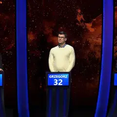Artur 803, Grzegorz 32 i Adrian 31 stoją na scenie.