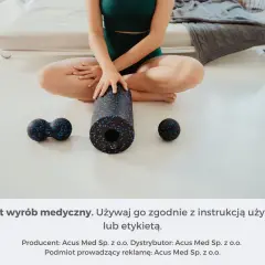 Kobieta z wałkiem i piłkami do masażu. To może pomóc w ćwiczeniach na łokieć tenisisty.