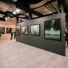W muzeum sztuki fantastycznej podziwiamy obrazy z surrealistycznymi pejzażami i mrocznymi wizjami.