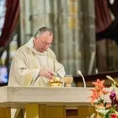 Co mówi ksiądz na mszy? Odkryj kluczowe modlitwy i ich znaczenie