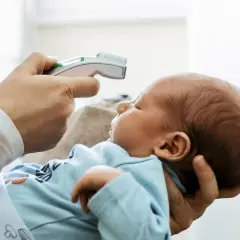 Gorączka u dziecka: Kiedy kąpiel pomoże, a kiedy zaszkodzi?