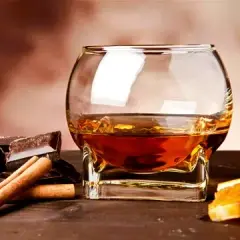 Czym się różni koniak od whisky? Kluczowe różnice, które musisz znać