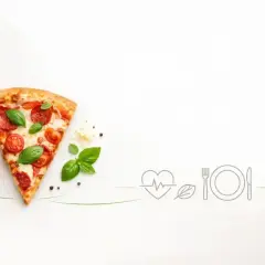 Kawałek pizzy z pomidorami i bazylią, obok rukola i ser. Czy pizza jest zdrowa? Ikony serca, liścia i sztućców sugerują zdrowy wybór.