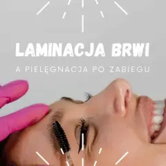 Zalecenia po laminacji brwi: pielęgnacja i stylizacja. Dłoń w różowej rękawiczce czesze brwi szczoteczką.