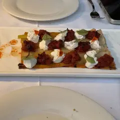 Deliciosa tarta de puerros con queso de cabra y tomate seco, ideal para saber donde comer en Cabo de Gata.