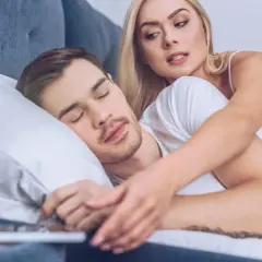 Lei guarda il telefono mentre il mio ragazzo dorme. Sospetta che il mio ragazzo mette like alle altre.
