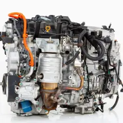 Motor de combustión interna con cableado complejo y catalizador, cumpliendo la normativa **motor euro 5**.