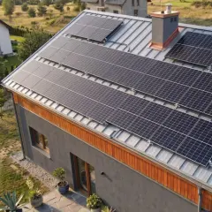 Dach domu pokryty panelami fotowoltaicznymi, które umożliwiają net metering, czyli rozliczanie się z zakładem energetycznym za nadwyżki wyprodukowanej energii.