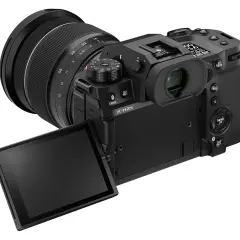 Nowy aparat Fujifilm X-H2s z obiektywem. Wyświetlacz uchylony, gotowy do pracy.