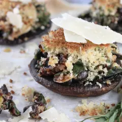 Fyllda portobellosvampar med krispig topping och parmesan. Enkel och god rätt med fyra skäl att älska portobello.