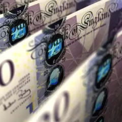 Rząd banknotów po 20 funtów, czyli jaka waluta jest w Anglii. Widoczne napisy "Bank of England" i "Twenty Pounds".