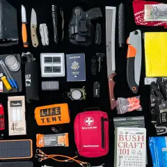 Un conjunto de herramientas EDC para supervivencia: pala plegable, cuchillos, linterna, multiherramienta, pistola, brújula, kit de primeros auxilios, sierra, manta térmica, guantes, libro de supervivencia y más.