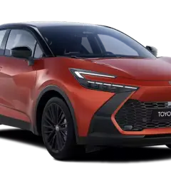 Pomarańczowy Toyota C-HR 2025 z czarnym dachem i felgami, prezentujący futurystyczny design z ostrymi liniami i agresywnym przodem.