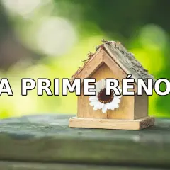 Une petite maison en bois décorée d'une fleur, avec le texte "MA PRIME RÉNOV'". Idéal pour votre projet d'isolation des combles.