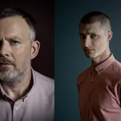 Dwóch aktorów Teatru Nowego w Warszawie, starszy z brodą i młodszy z krótkimi włosami, w różowych koszulach.