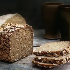 Chleb pełnoziarnisty z płatkami owsianymi, idealny dla tych, którzy szukają, jaki chleb ma najmniej węglowodanów.