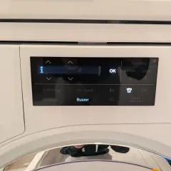 Miele Waschmaschine reinigen: Das Display zeigt Optionen wie "SoftSteam", "Pre-wash" und "Buzzer".