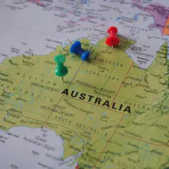 Na mapie zaznaczono piny na kontynencie, który jest państwem - Australią.