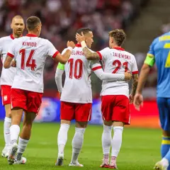 Piłkarze Polski świętują, jeden z nich z numerem 10, na tle gracza z Ukrainy. Emocje meczu euro Polska Ukraina.