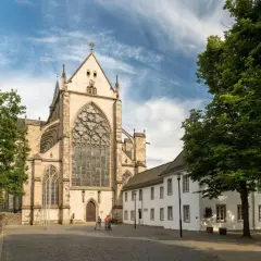 Ein Paar radelt am Münster vorbei, einem der beeindruckendsten bergisch gladbach sehenswürdigkeiten.