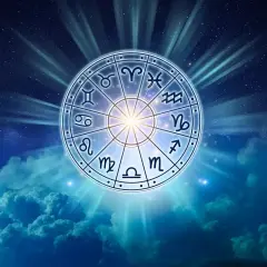 Okrąg zodiaku na tle nocnego nieba. Lew, który jest znakiem zodiaku dla osób urodzonych 20 sierpnia, znajduje się w górnej części.