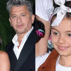 Uśmiechnięta dziewczynka, podobna do Nataszy Urbańskiej, z opaską na głowie. Obok niej para dorosłych.