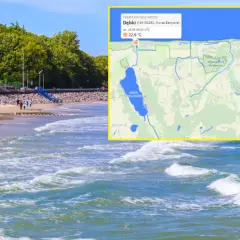 Dziś woda w Bałtyku w Dębkach ma 22,6°C. Widok na plażę i morze z informacją o temperaturze wody.
