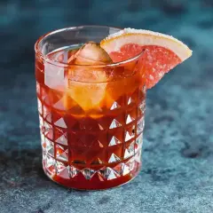 Orzeźwiający drink z jagermeister, lodem i plasterkiem grejpfruta, idealny na letnie wieczory.