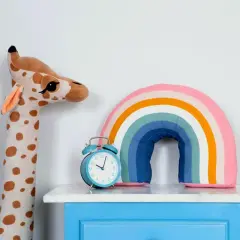 Plüsch-Giraffe, Regenbogen-Kissen und Wecker auf blauem Nachttisch – süße kinderzimmer deko diy.