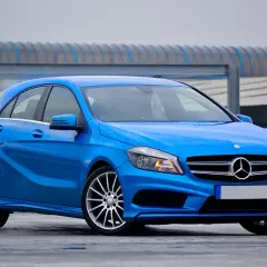 Niebieski Mercedes-Benz klasy A, idealne auto na pierwsze. Stylowy, kompaktowy, z dynamiczną linią.