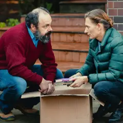 Para z kartonem książek, jakby przygotowywali się do przeprowadzki. Scena z filmu "Czarna owca".