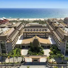 Luksusowy hotel z orientalną architekturą i basenem, nad brzegiem morza.