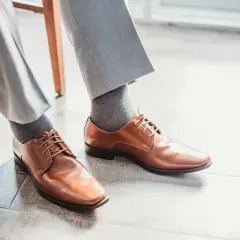 Eleganckie, brązowe, skórzane buty męskie. Dowiedz się, jak wyczyścić skórzane buty, by wyglądały jak nowe.