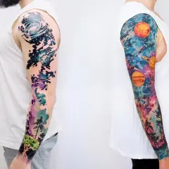 Zwei Arm-Sleeves mit Weltraum-Motiven: links abstrakt, rechts mit Planeten und Bäumen.