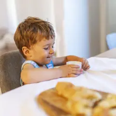 Kiedy dziecko może pić mleko krowie? Ważne informacje i ryzyka.
