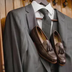 Garnitur z mokasynami - Stylowy duet dla eleganckiego mężczyzny.