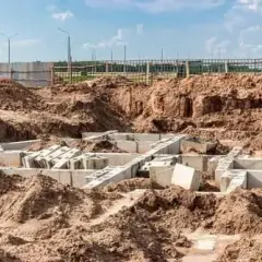 Czym zasypać fundamenty z zewnątrz, by uniknąć problemów z wilgocią?