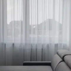 Jakie firanki na wąskie okno? Idealne rozwiązania dla Twojego wnętrza