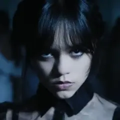 Jak zrobić makijaż Wednesday Addams i wyglądać jak gotycka ikona.