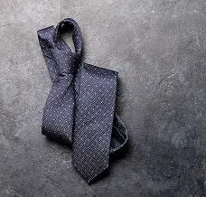 Jak nosić krawat bolo: 5 stylizacji, które Cię zaskoczą
