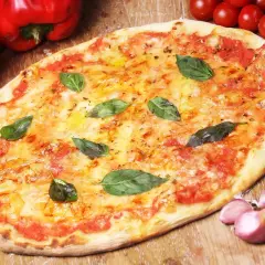 Jak upiec pizzę na kamieniu, by uniknąć zakalca i uzyskać chrupkość