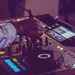 DJ czy zespół na wesele - co wybrać, aby uniknąć rozczarowania?